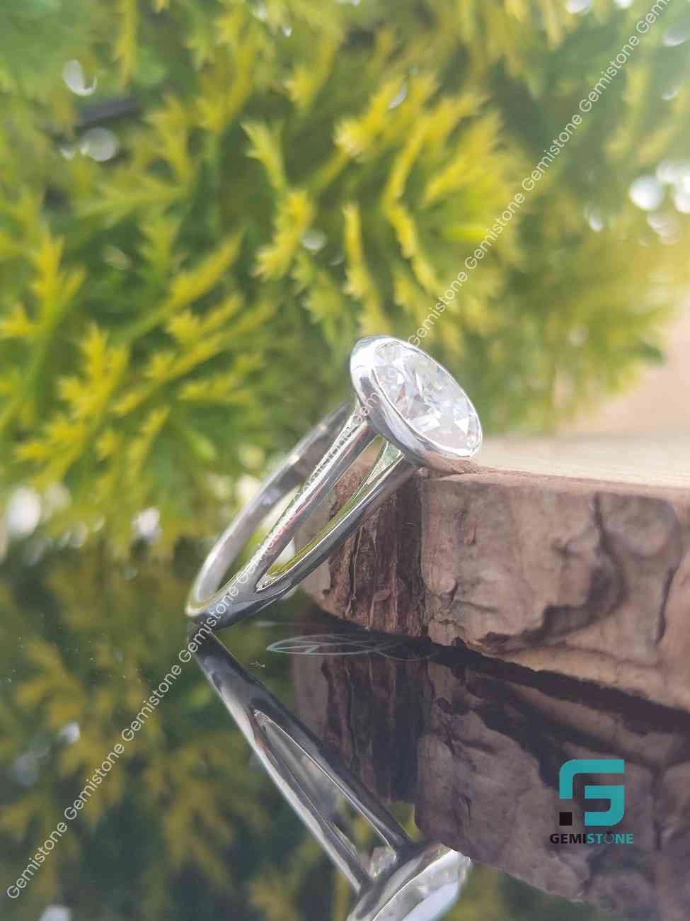 D Clerity Oval Cut Moissanite Ring