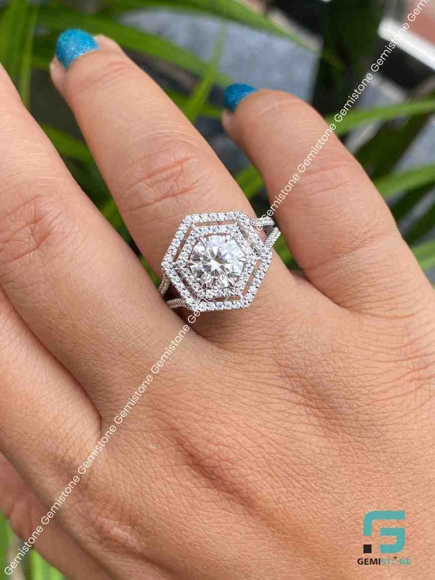 Engagement Ring With Brilliant Cut Diamond