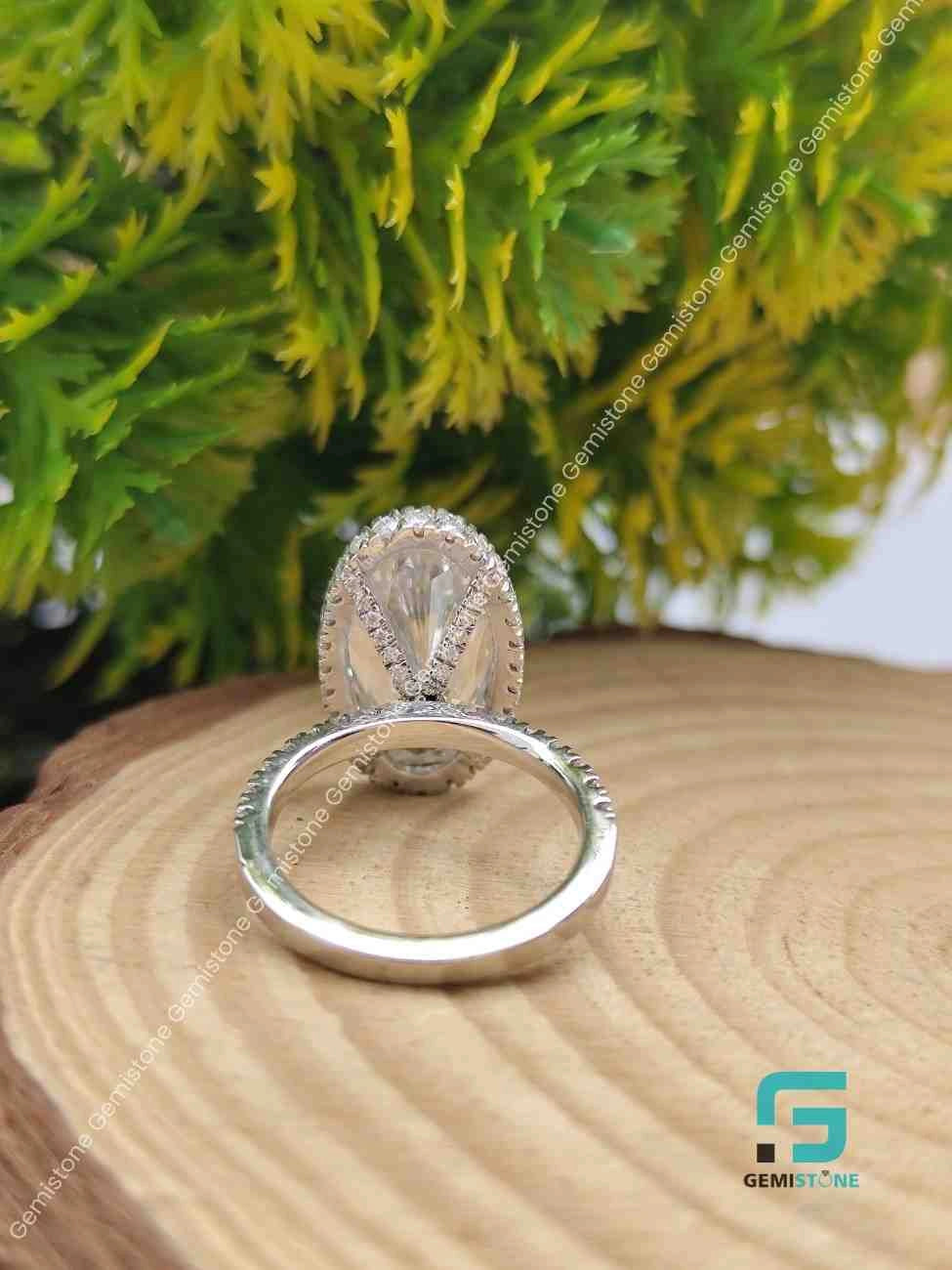 Half_Eternity_Moissanite_Oval_Cut_Band