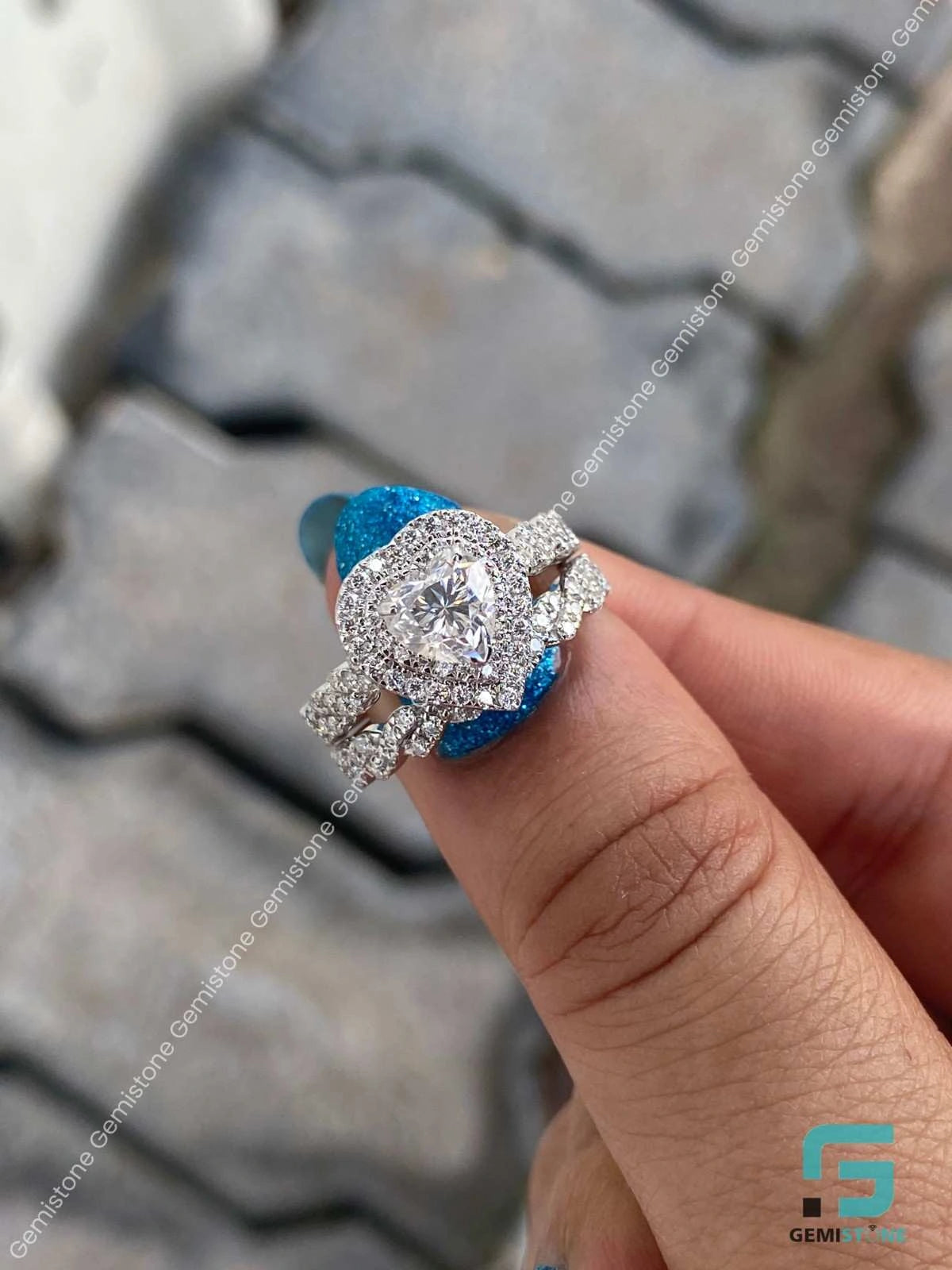 Heart_Shap_Twistesd_Moissanite_Band_Ring