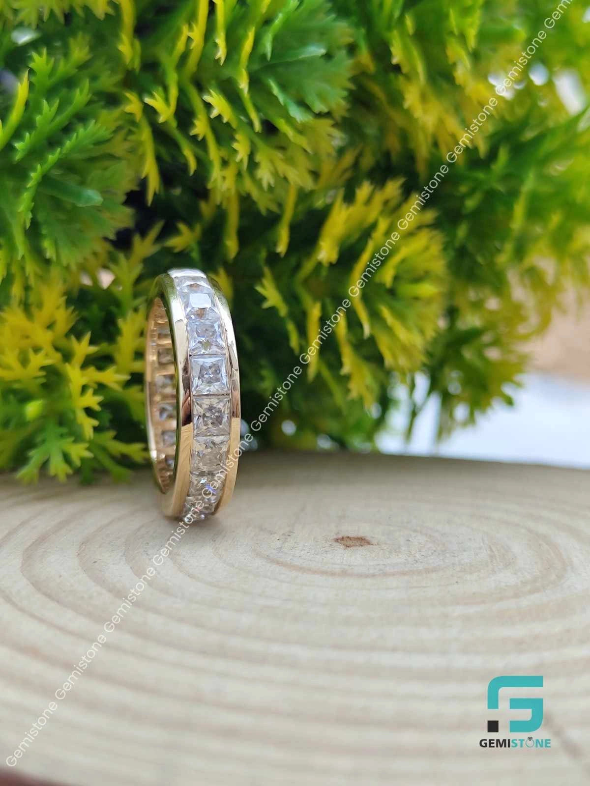 Moissanite_Channle_Set_Ring
