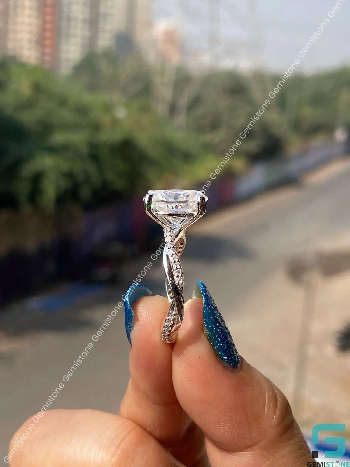 Oval Cut Moissanite Wedding Ring