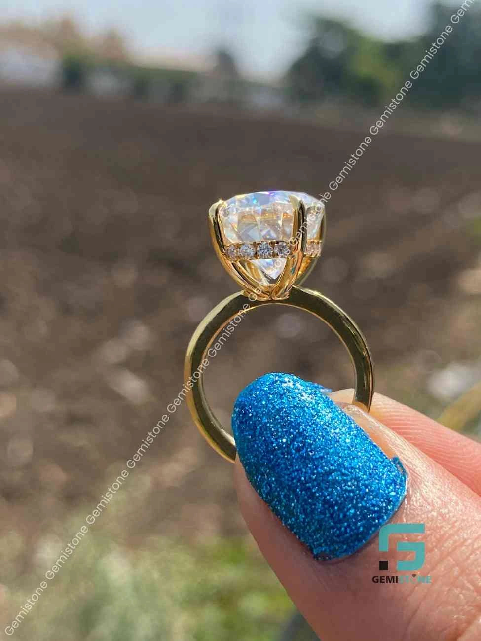 Oval Cut Solitarie Moissanite Rings