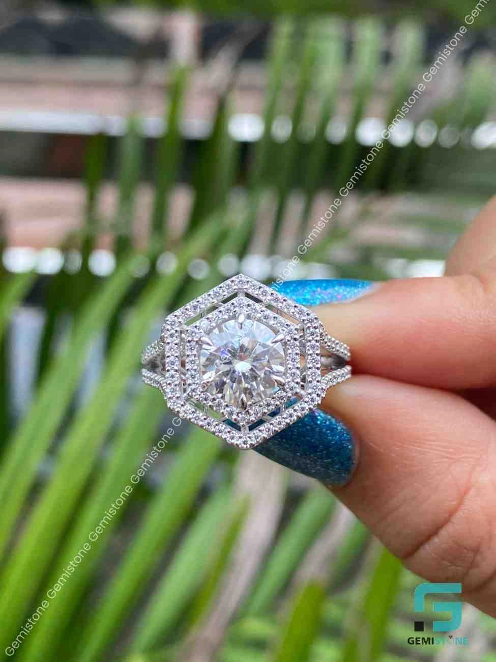 Round Cut Moissanite Engagement Ring