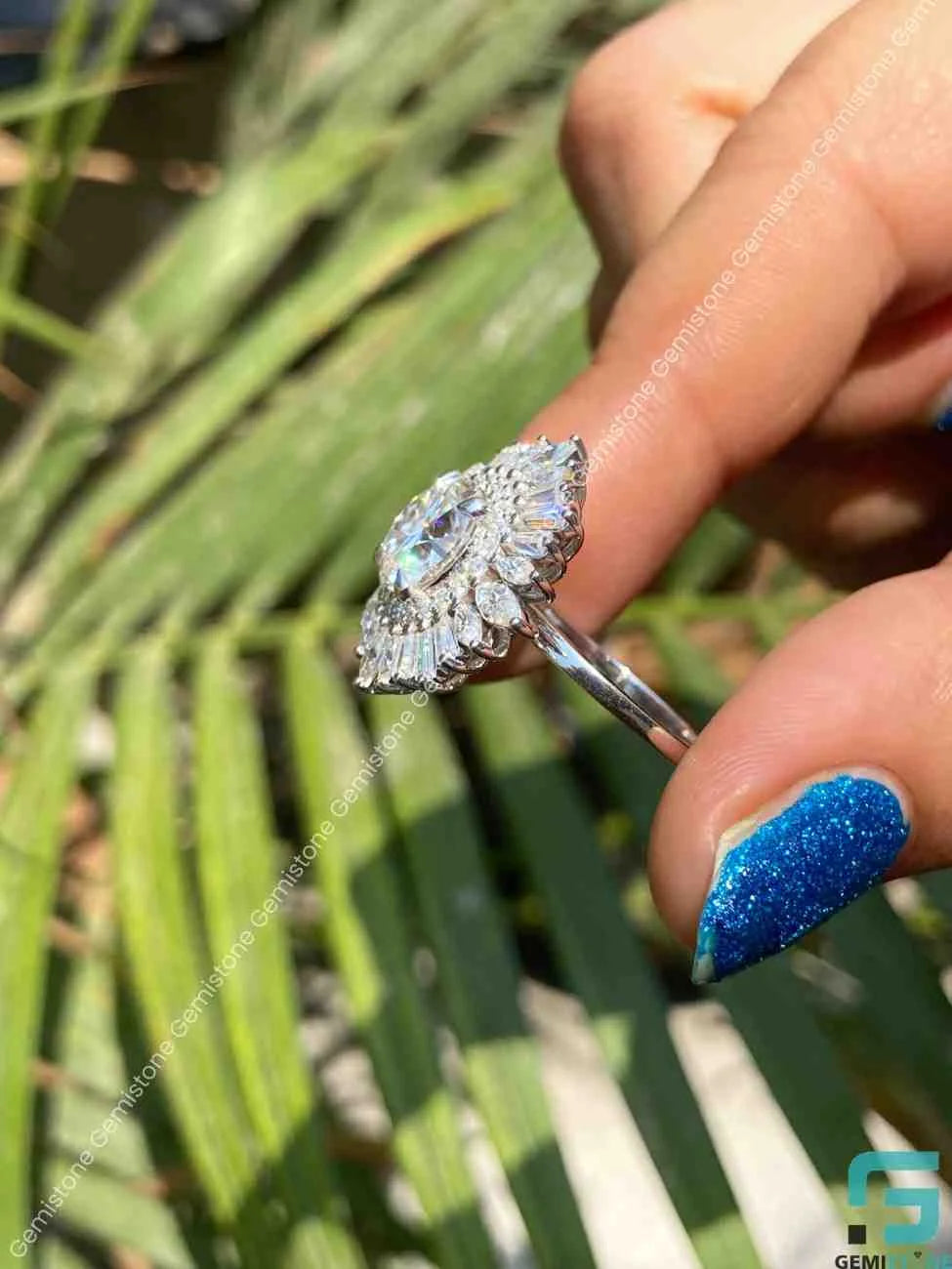 Round Cut Mosic Engagegement Ring
