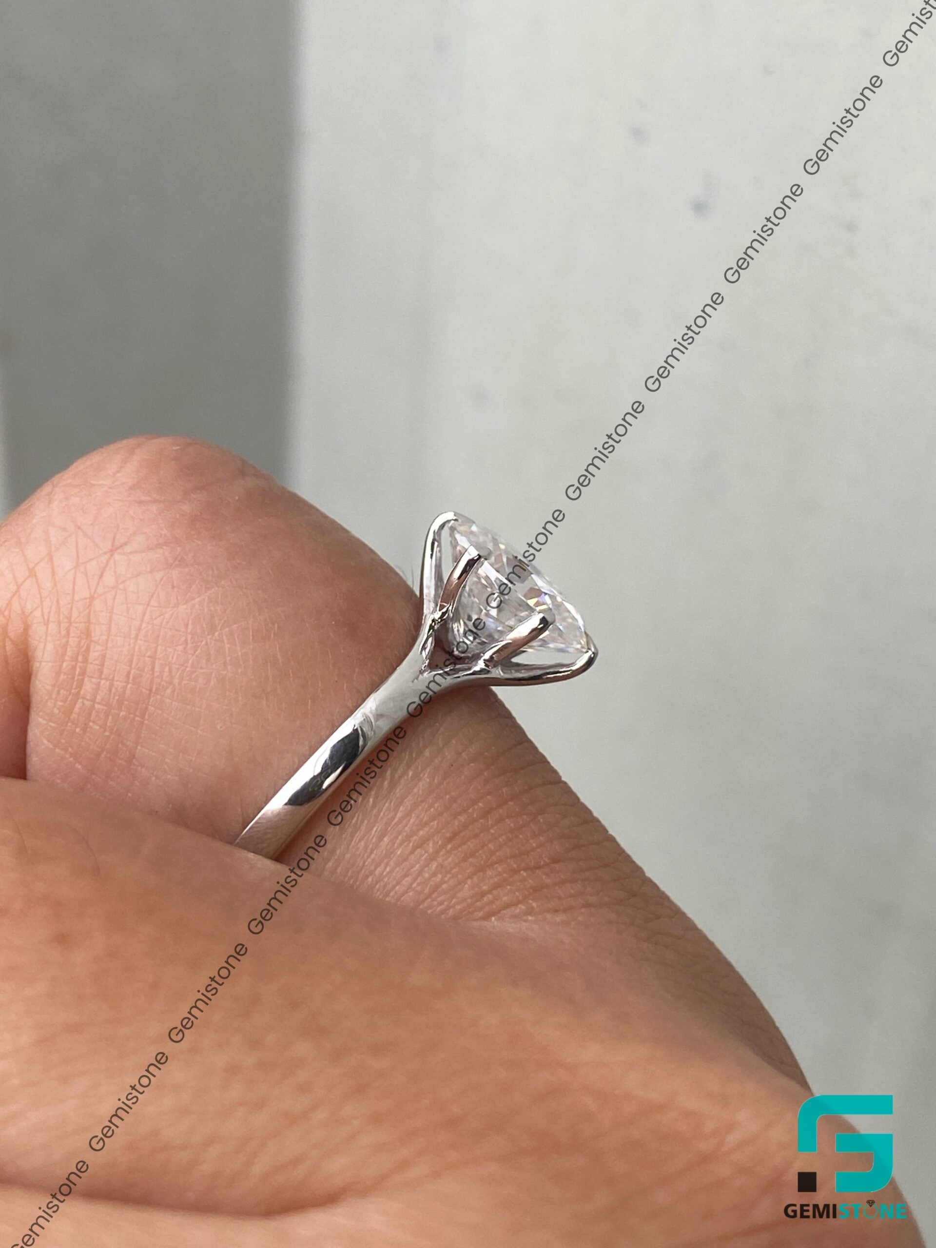 2-Ct-Oval-Diamond-Ring