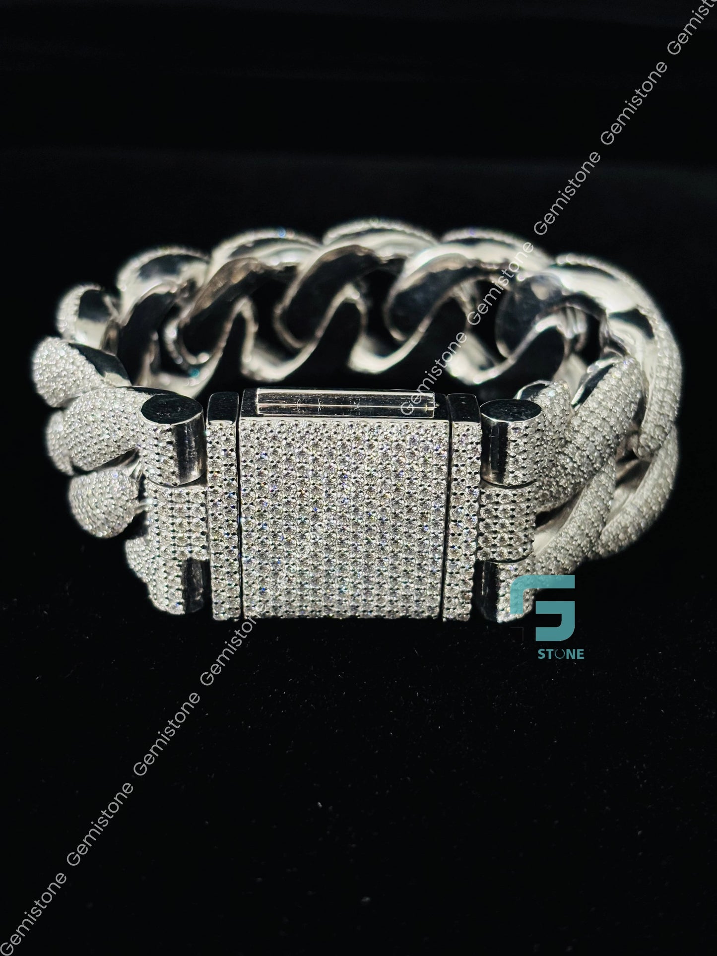 Cuban Link Iced out VVS Bracelet