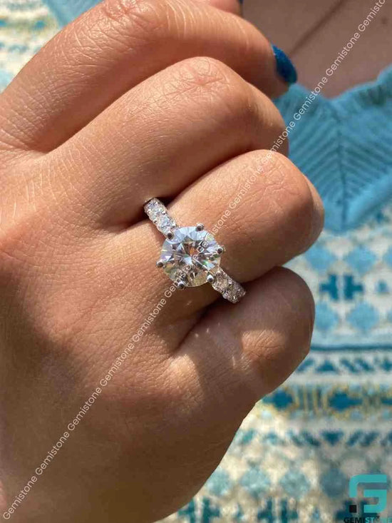 Moissanite Round Cut Engageement Ring