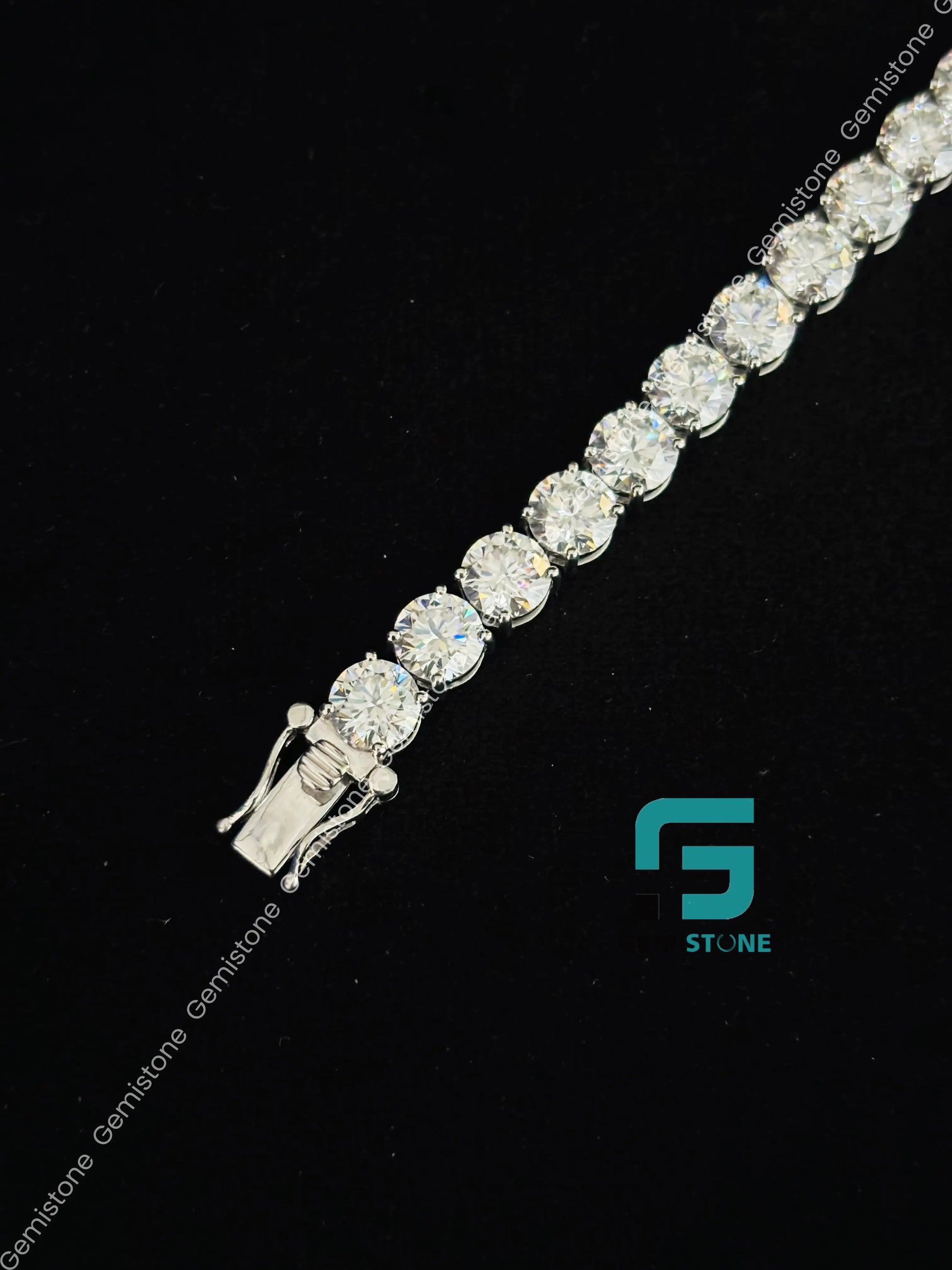 Moissanite Studded Round Tennis Bracelete