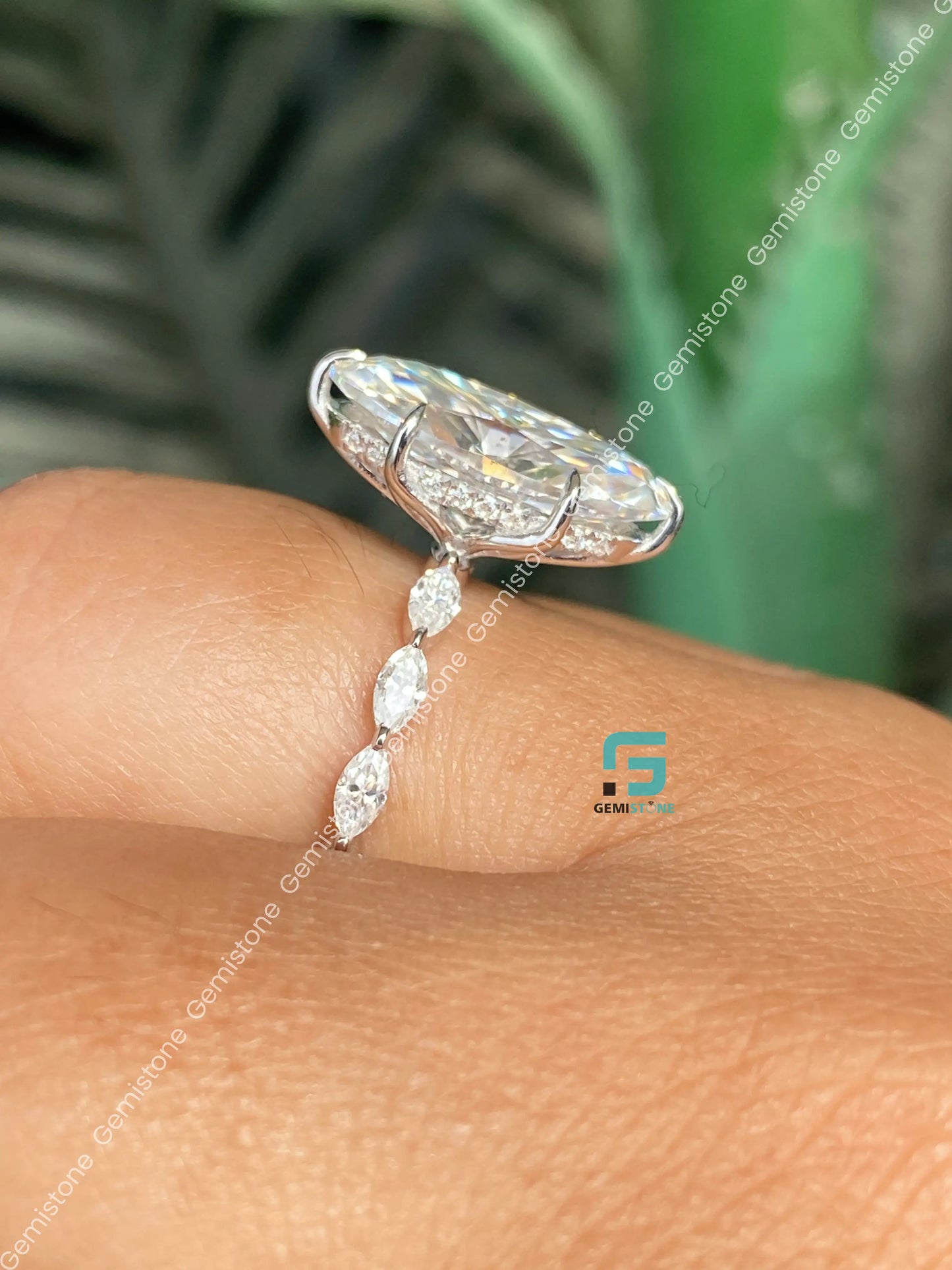 Moval Bubble Band Moissanite Wedding Anniversary Ring For Women