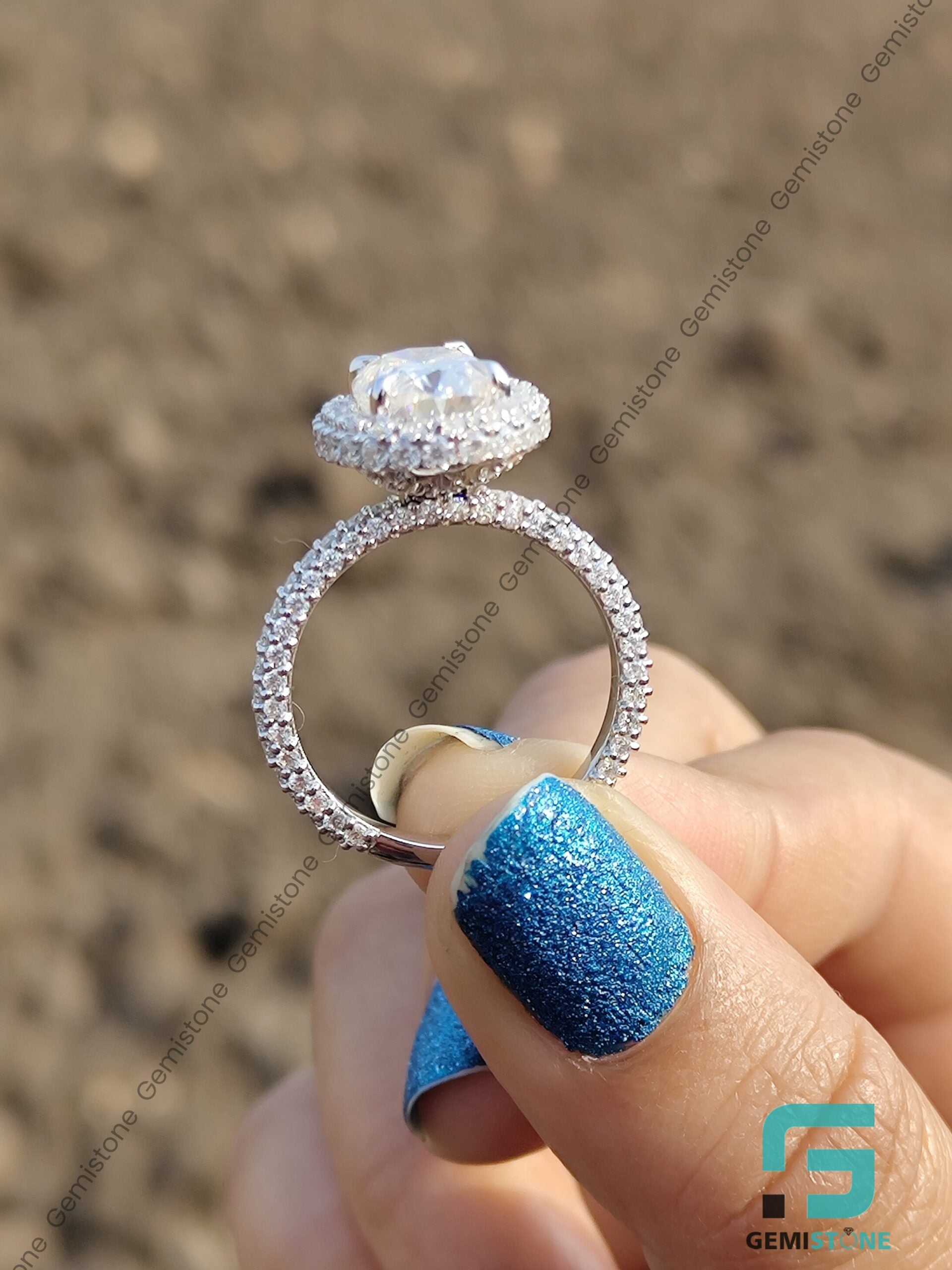 Oval-Cit-Moissnaite-Anniversary-Ring
