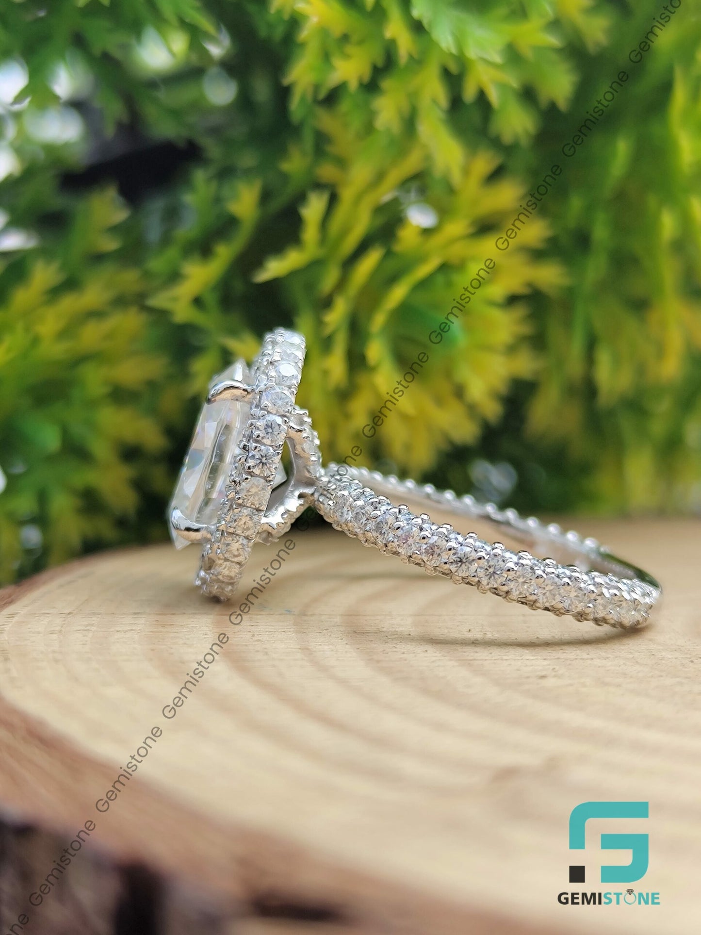 Oval-Cut-Cruster-Halo-Moissanite-Ring
