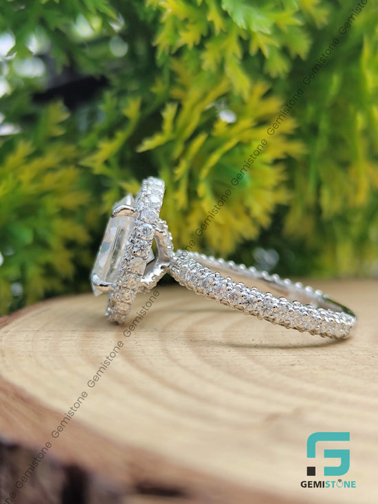 Oval-Cut-Cruster-Halo-Moissanite-Ring