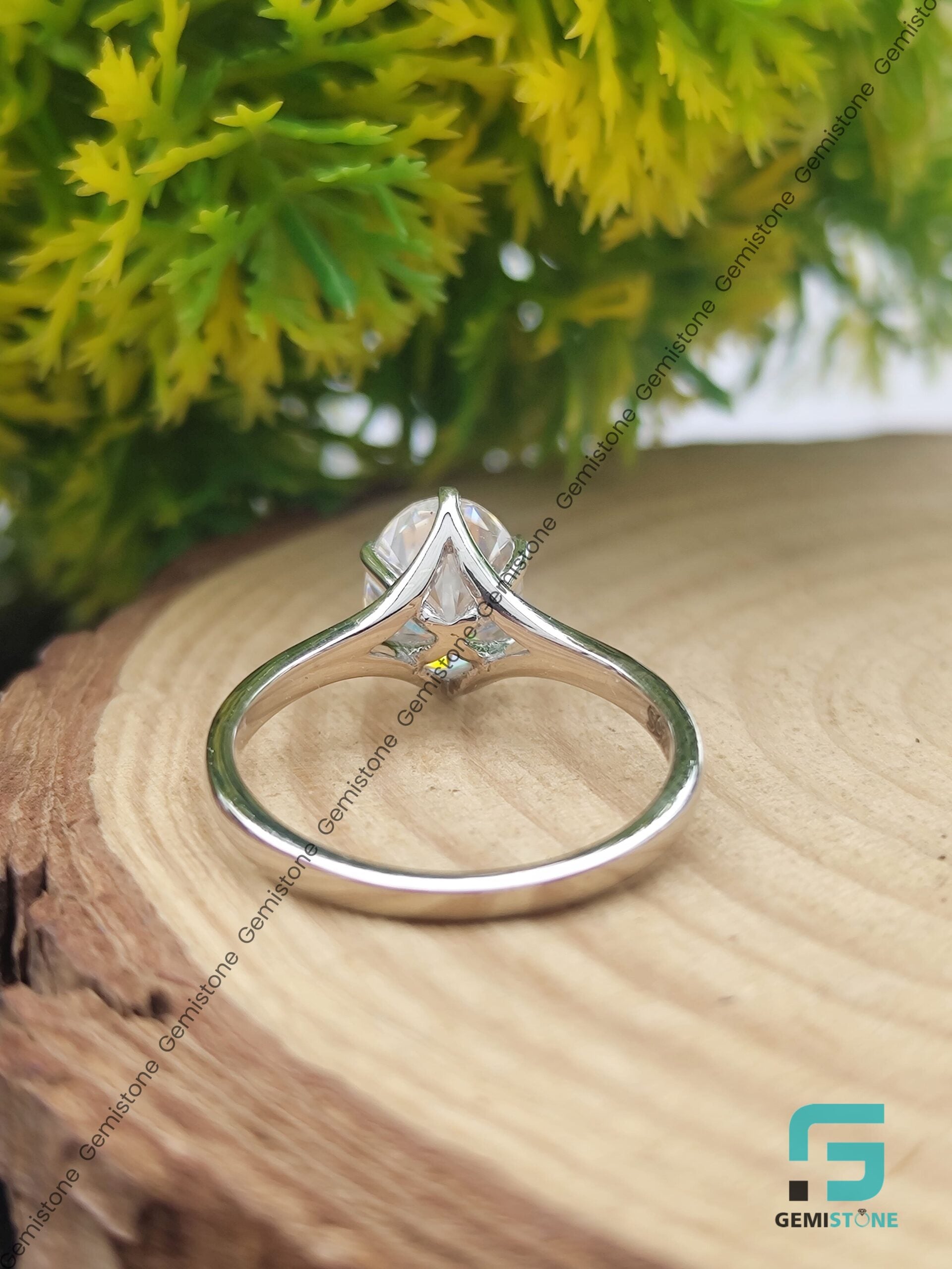 Oval-Cut-Moissanite-Wedding-Ring