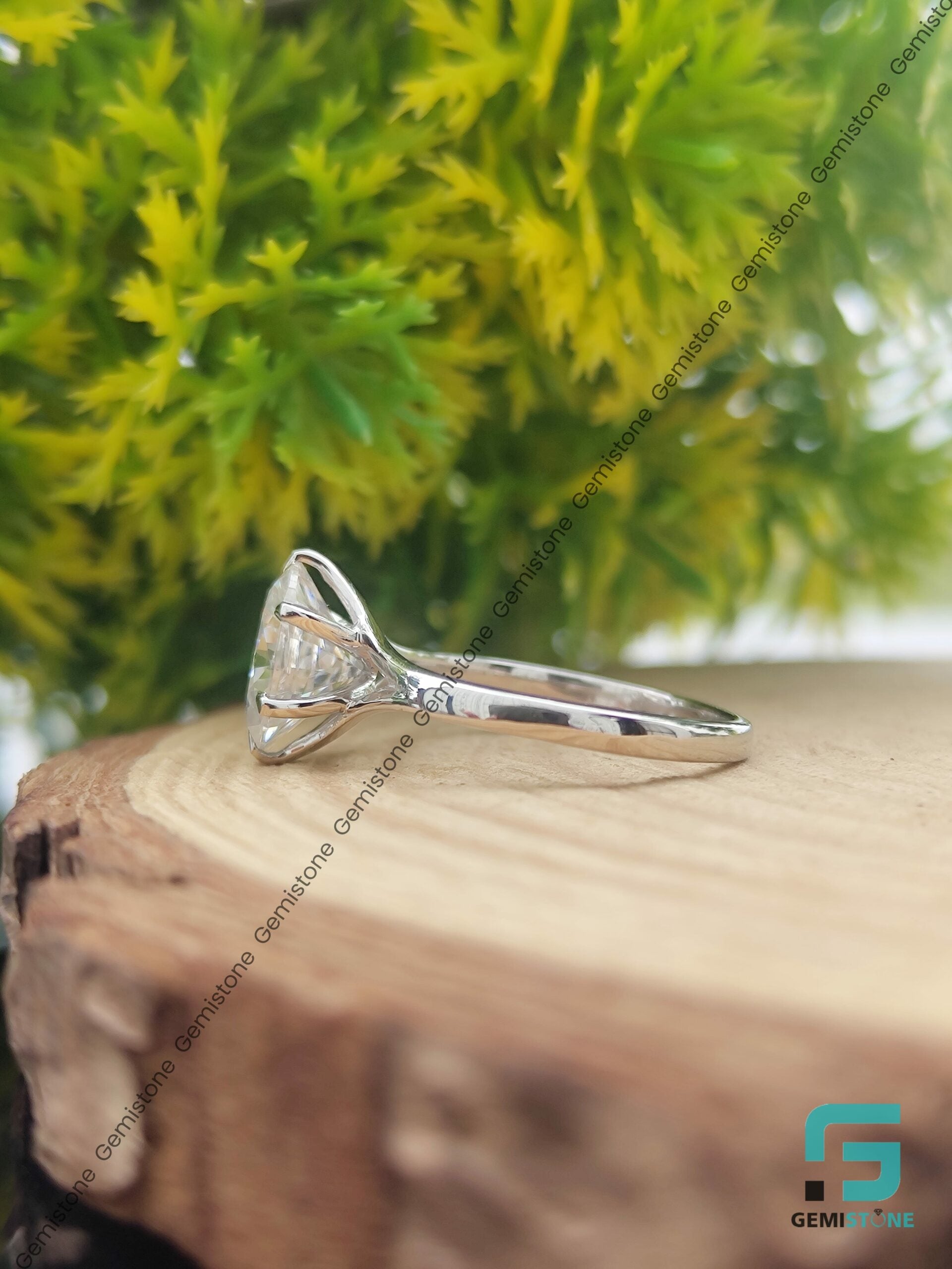 Oval-Diamond-Ring 3