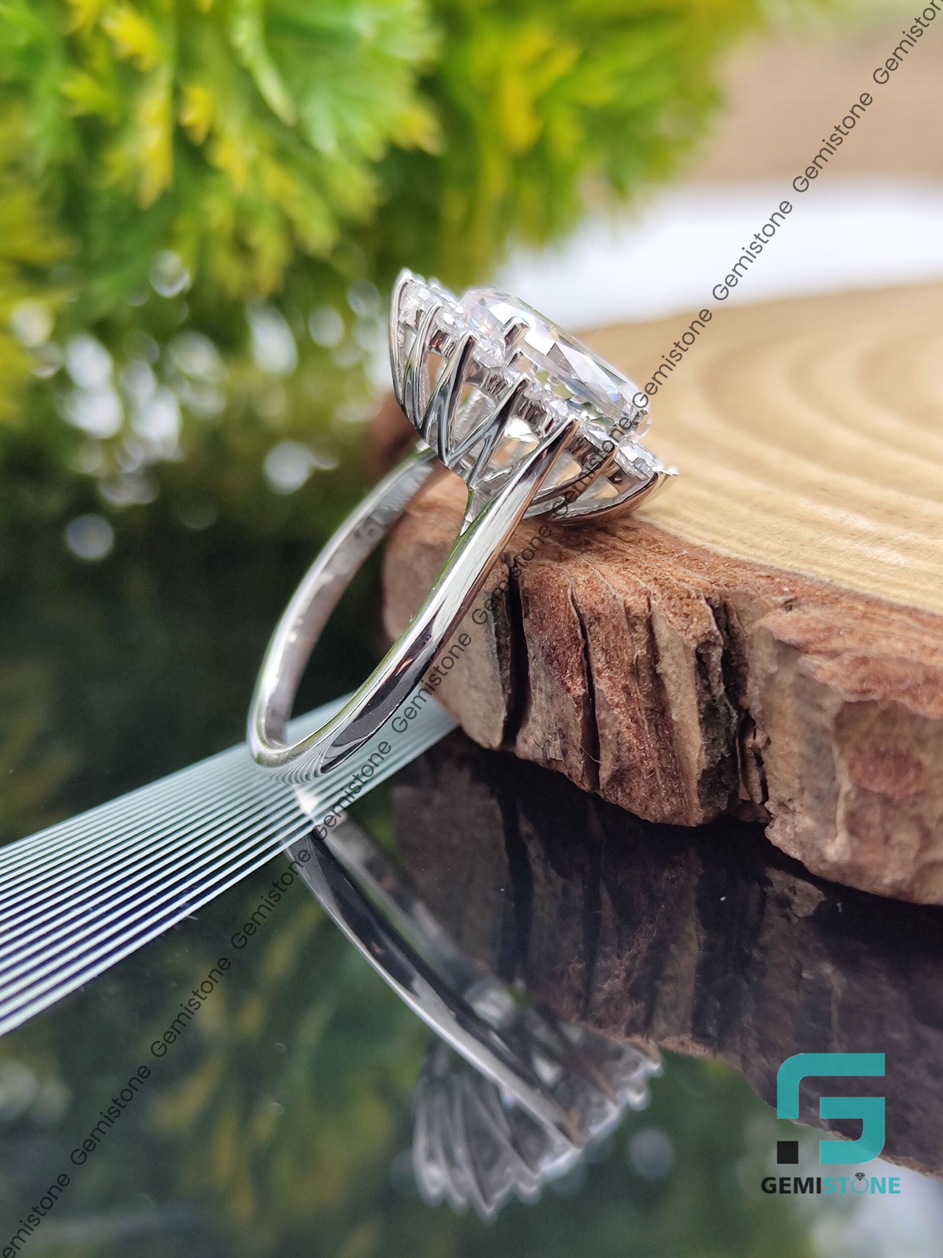 Oval-Halo-Moissanite-Ring