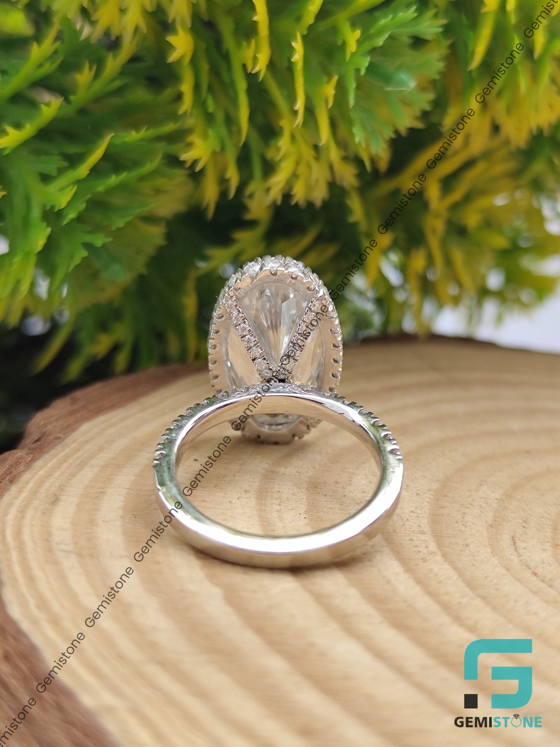 Oval-Moissanite-Ring