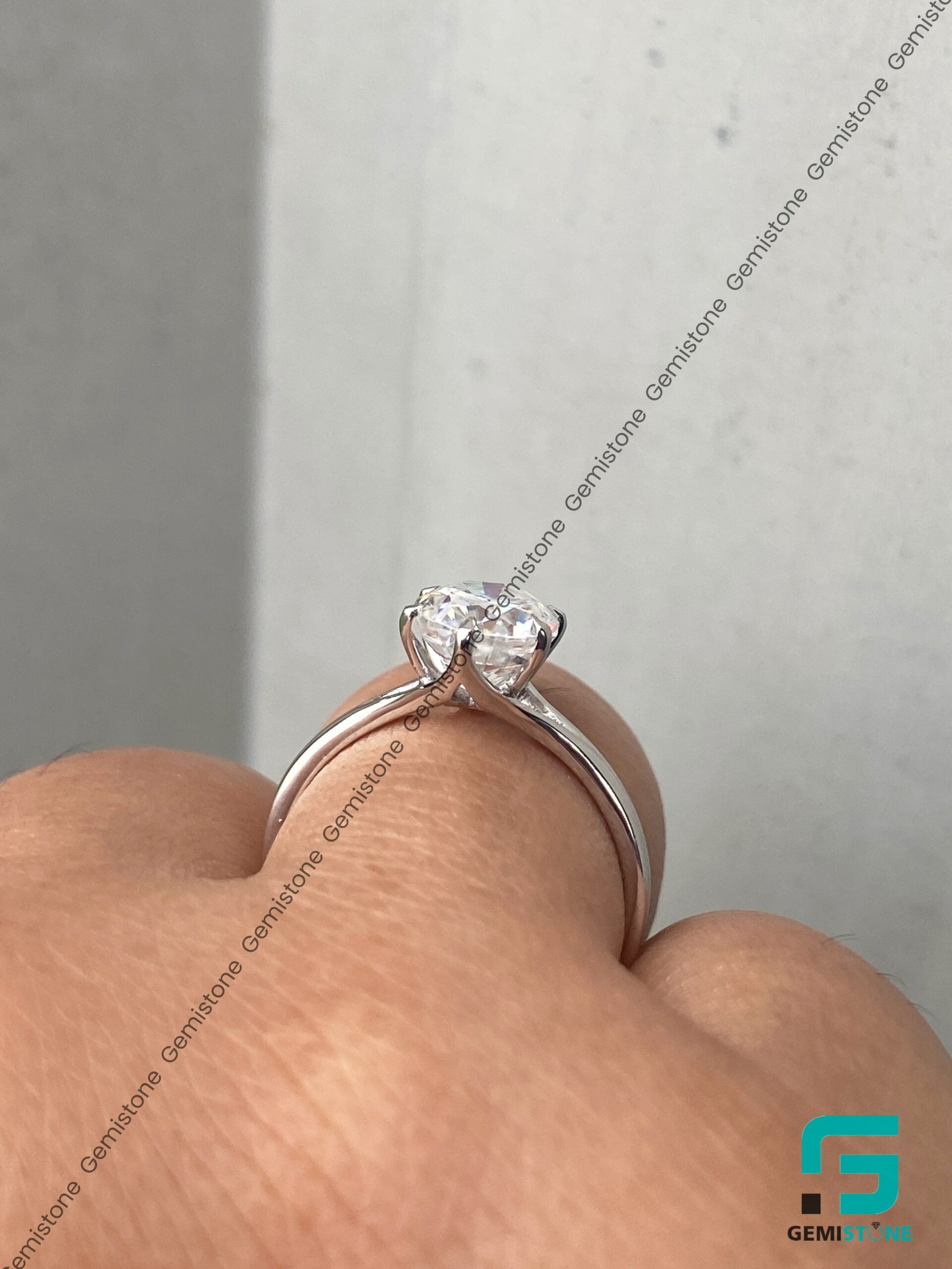 Oval-Moissanite-Ring 2