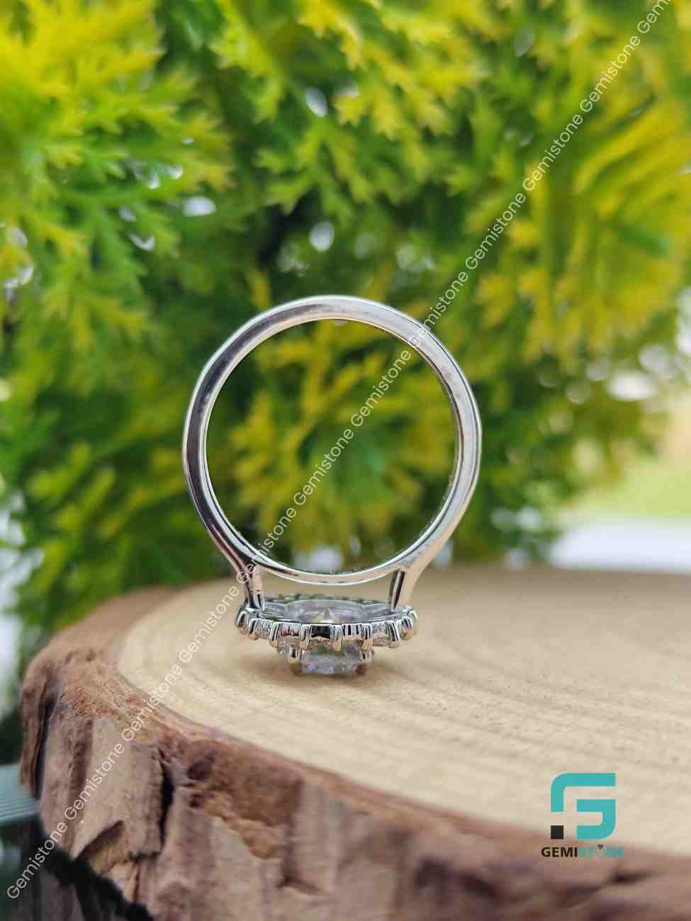 ROund_Cut_Sunburt_Moissanite_Ring