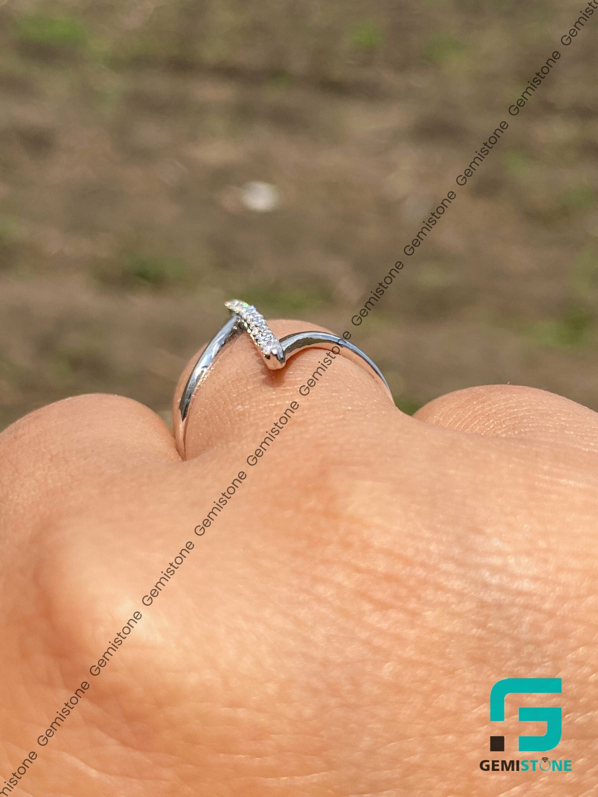 Round-Cut-Diamond-Line-Wedding-Ring