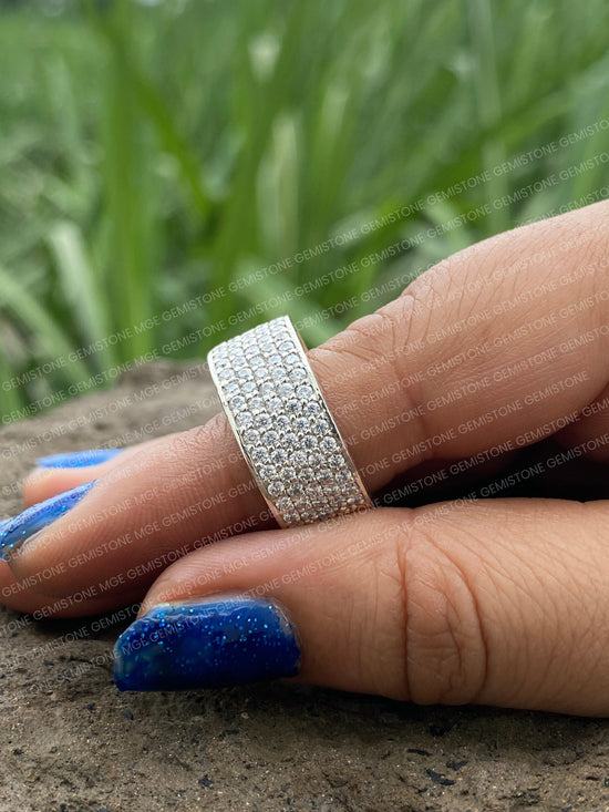 Round-Cut-Wedding-Band
