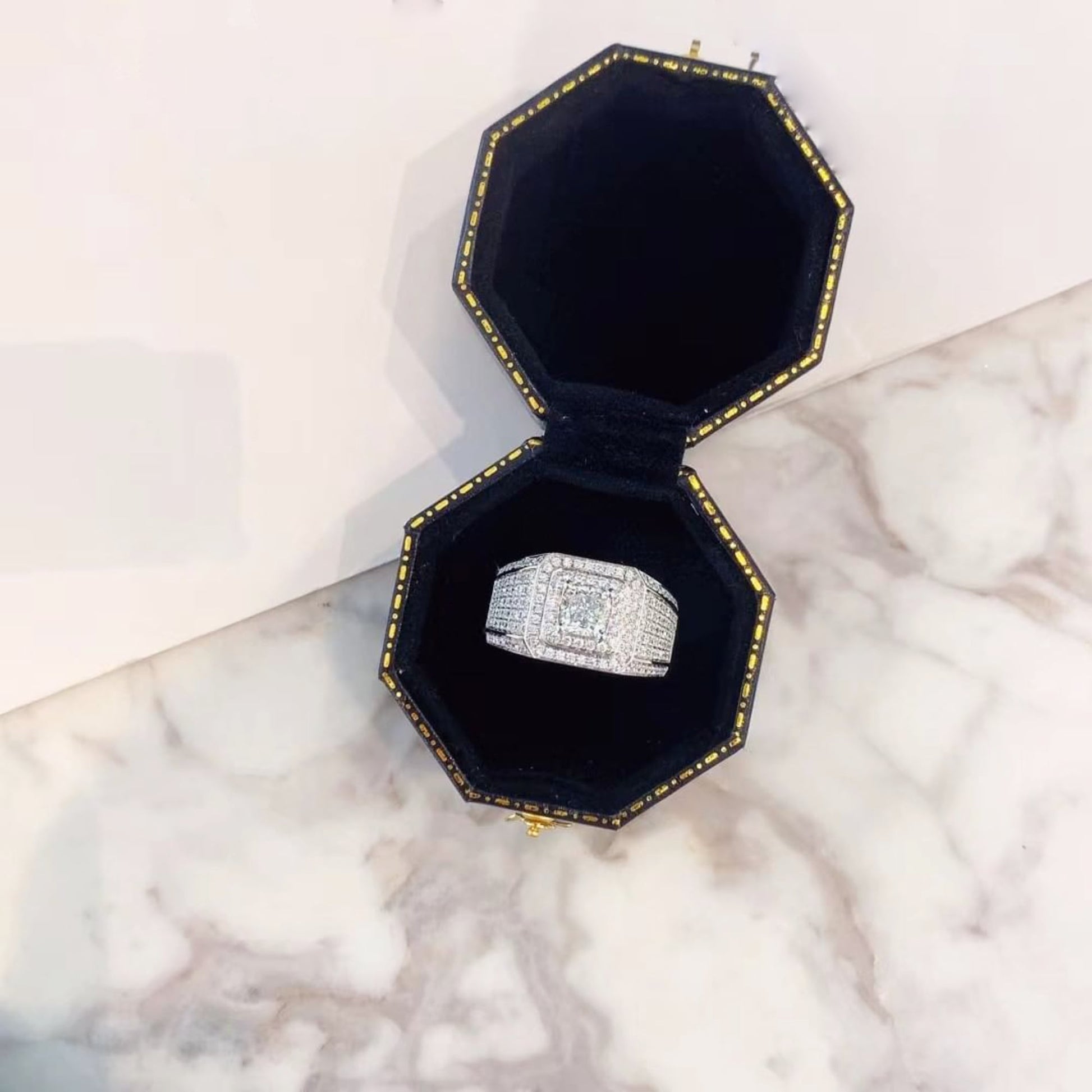 Round-Moissanite-Ring_3d8c4bfb-6c67-4ad4-974e-eafc5c9f0f38