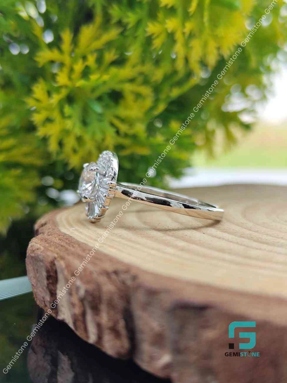 Round_Baguette_Sunburst_Moissanite_Ring