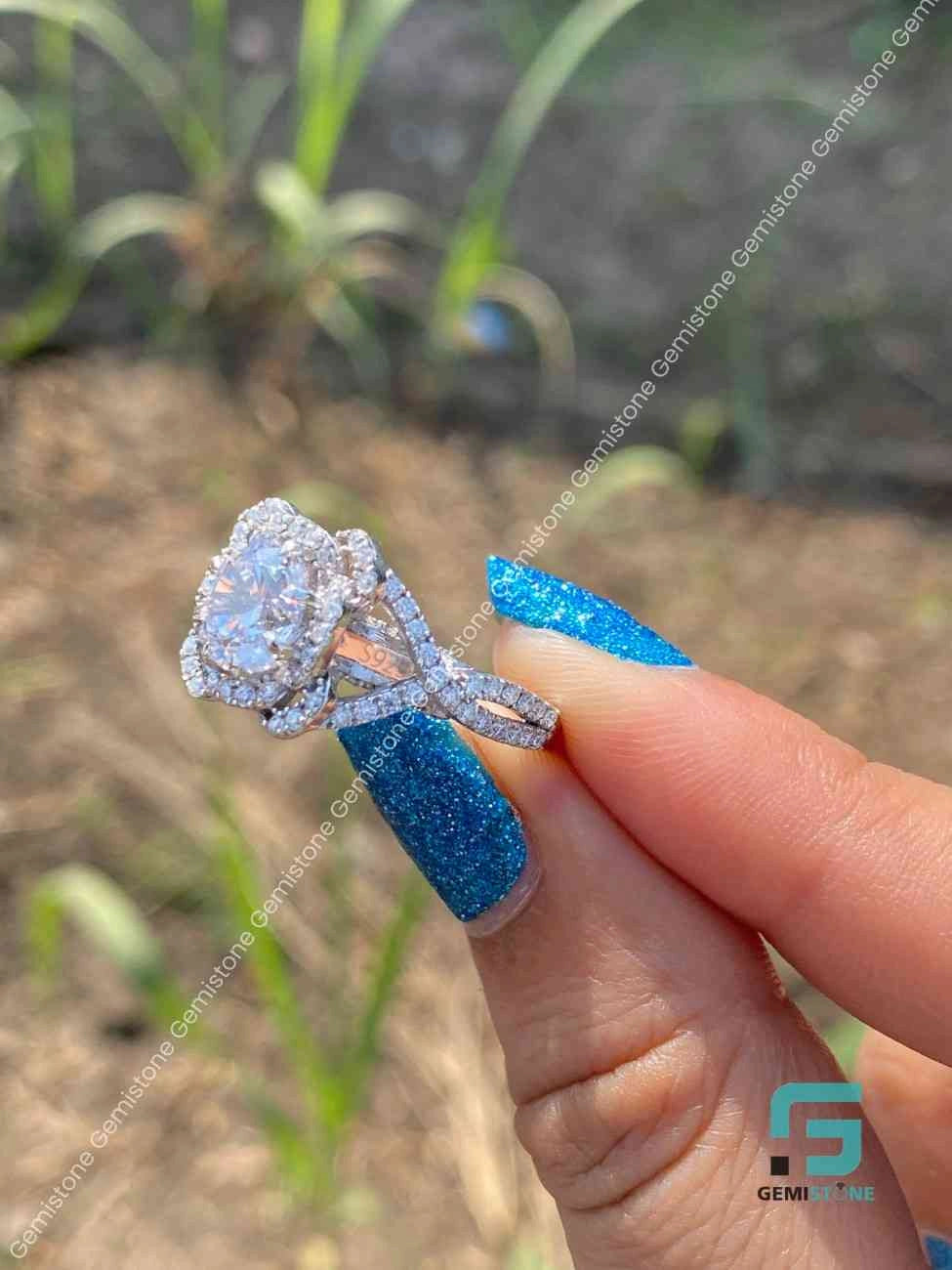 Round Cut Moissanite Engagements Ring